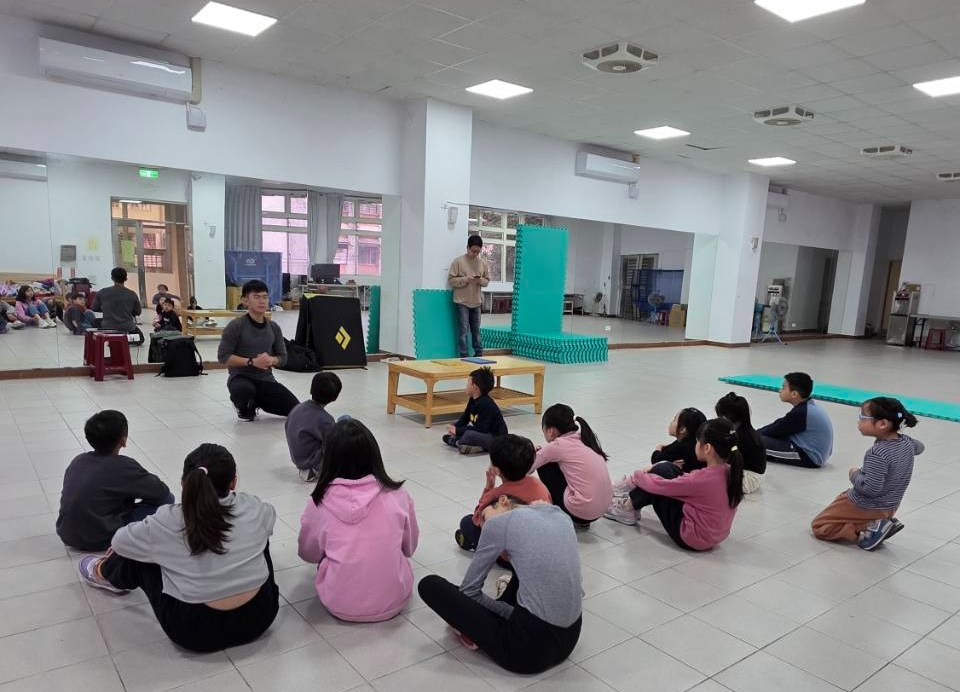 暖西里民大會堂舉辦跑酷體驗活動