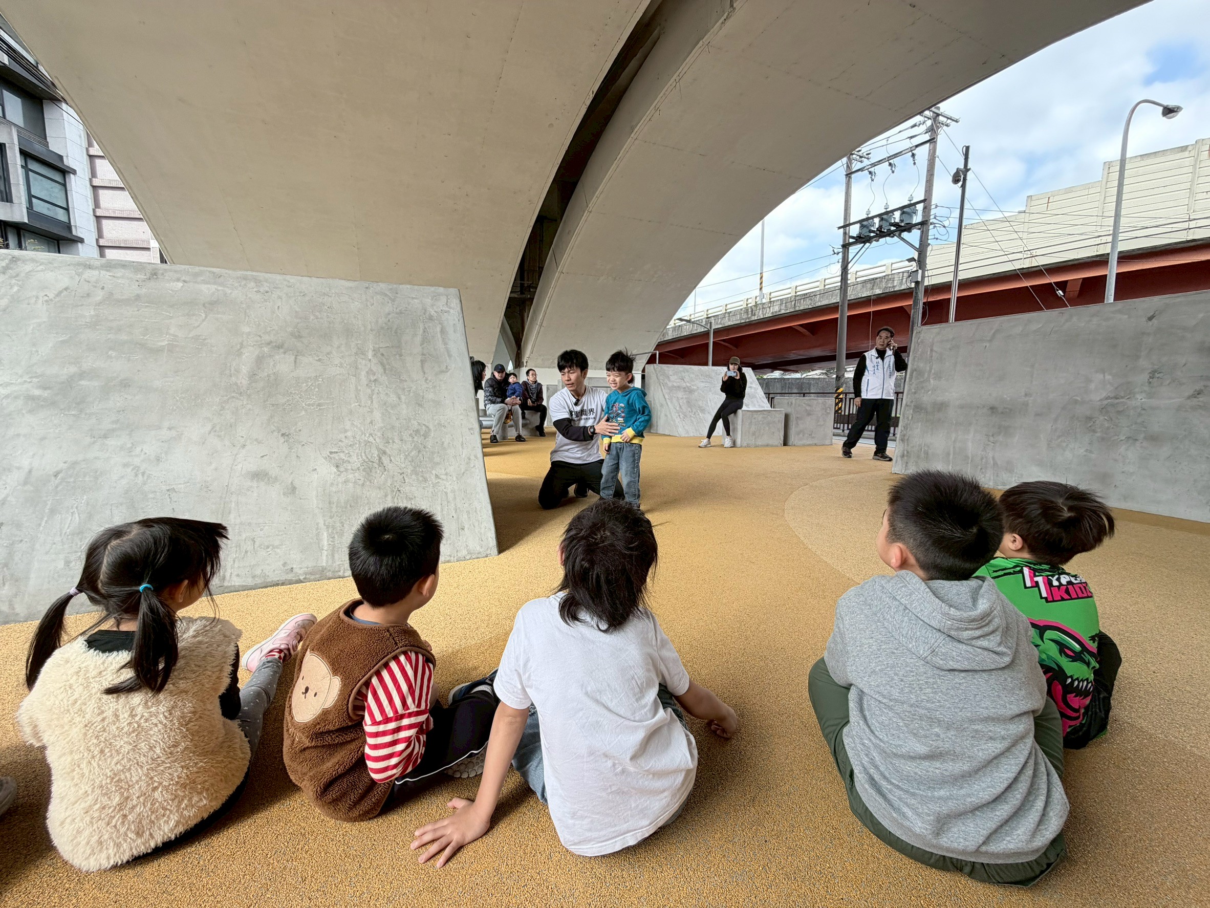 引導孩子在跑酷場互動